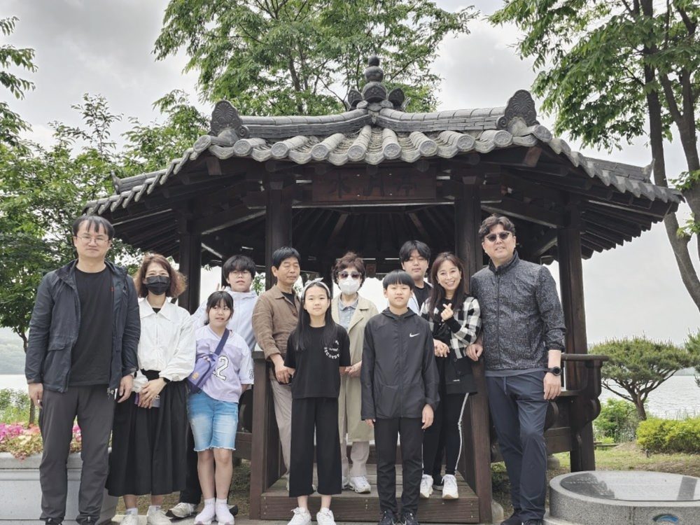 정자 앞에 함께 선 큰샘교회 가족들